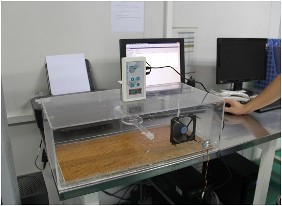 說(shuō)明: 與電腦、密封箱連接好的攜帶式甲醛氣體偵測(cè)器.png